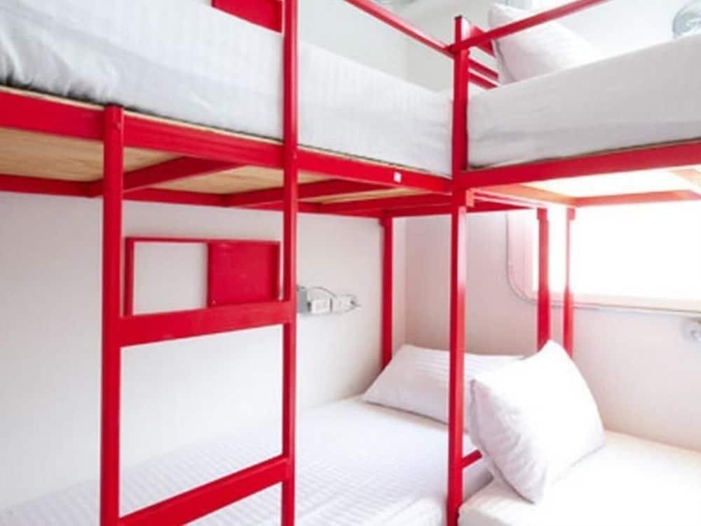 Jellybean Ezy Hostel Sathorn Бангкок Экстерьер фото