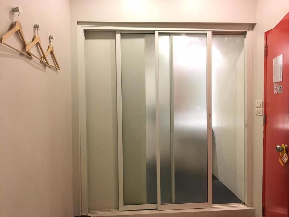 Jellybean Ezy Hostel Sathorn Бангкок Экстерьер фото