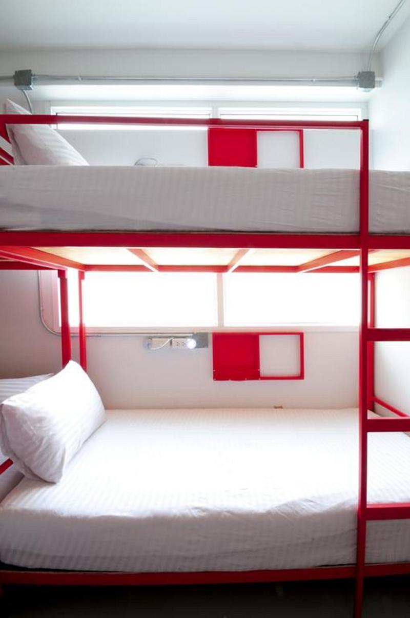Jellybean Ezy Hostel Sathorn Бангкок Экстерьер фото
