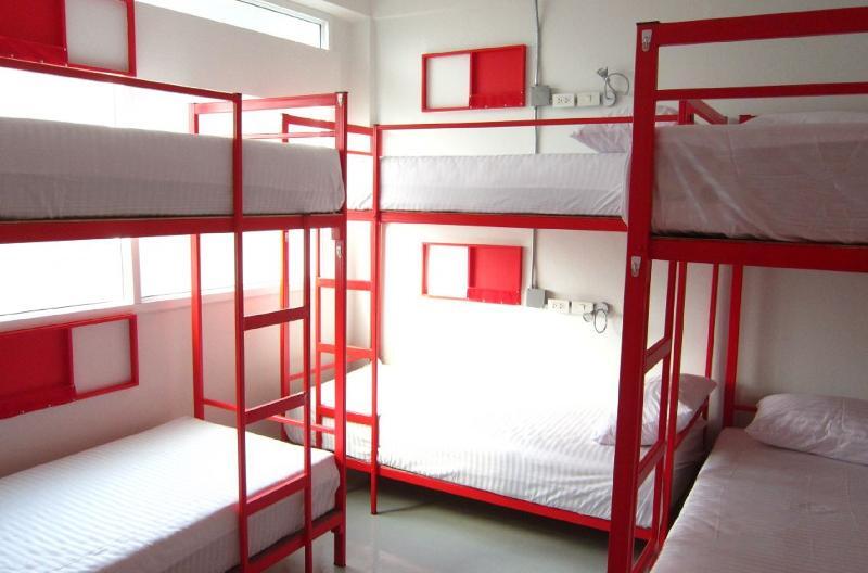 Jellybean Ezy Hostel Sathorn Бангкок Экстерьер фото